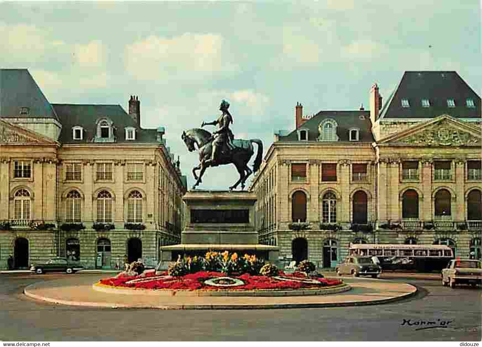 45 - Orléans - Place Du Martroi - Statue équestre De Jeanne D'Arc - Automobiles - Bus - Autocar - Fleurs - CPM - Voir Sc - Orleans