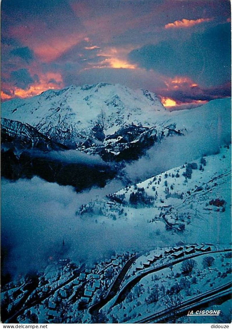 38 - Alpe D'Huez - Le Village D'Huez Et La Route De L'Alpe D'Huez Au Coucher Du Soleil - CPM - Voir Scans Recto-Verso - Andere & Zonder Classificatie