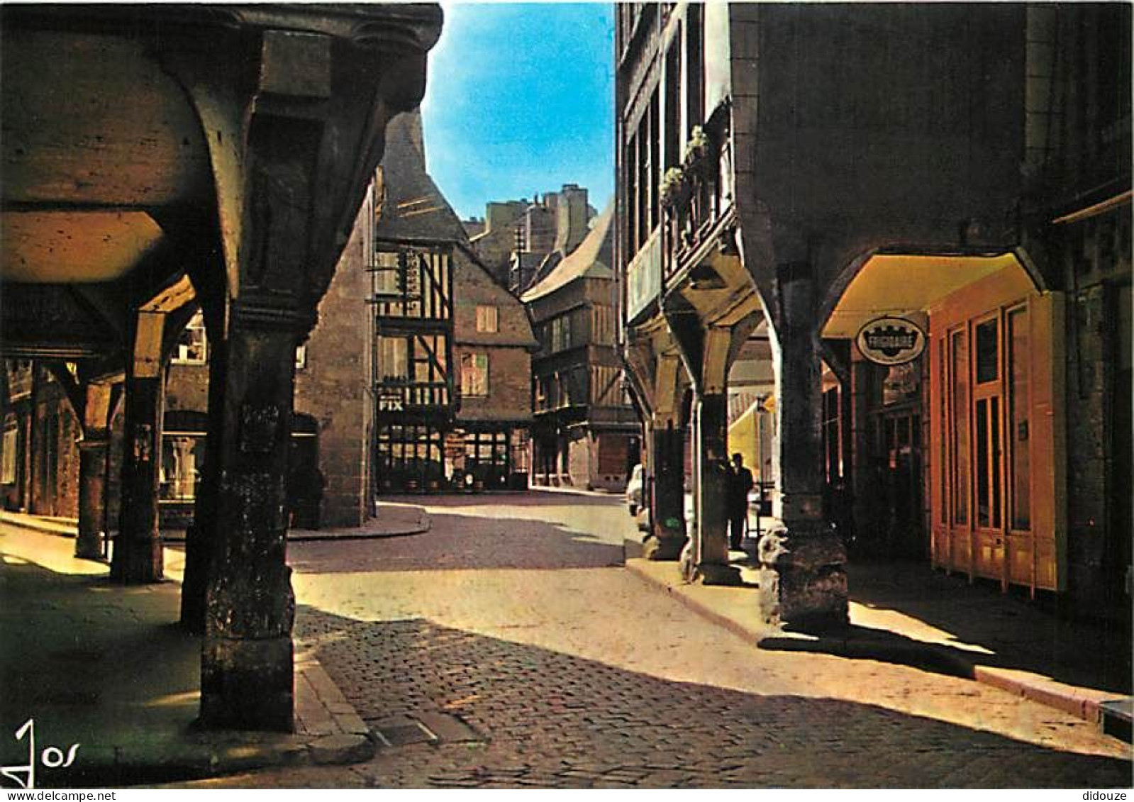 22 - Dinan - La Place Des Cordeliers Et La Place De L'Apport Avec Ses Vieilles Maisons à Arcades Moyenâgeuses - Carte Ne - Dinan