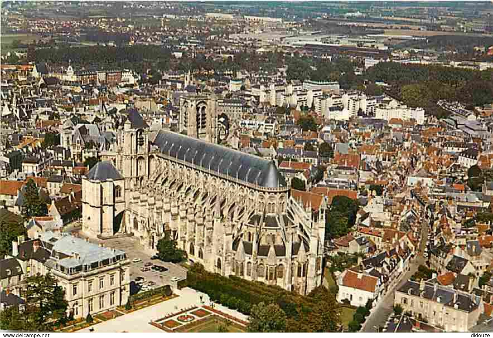 18 - Bourges - La Cathédrale Saint Etienne - Vue Aérienne - CPM - Voir Scans Recto-Verso - Bourges