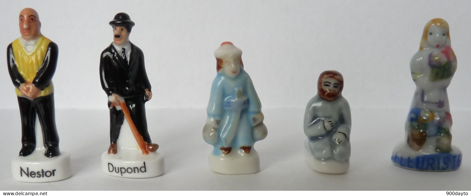 Lot N° 30: 5 Fèves: 2 Tintin, 3 Santons (?). - Other & Unclassified