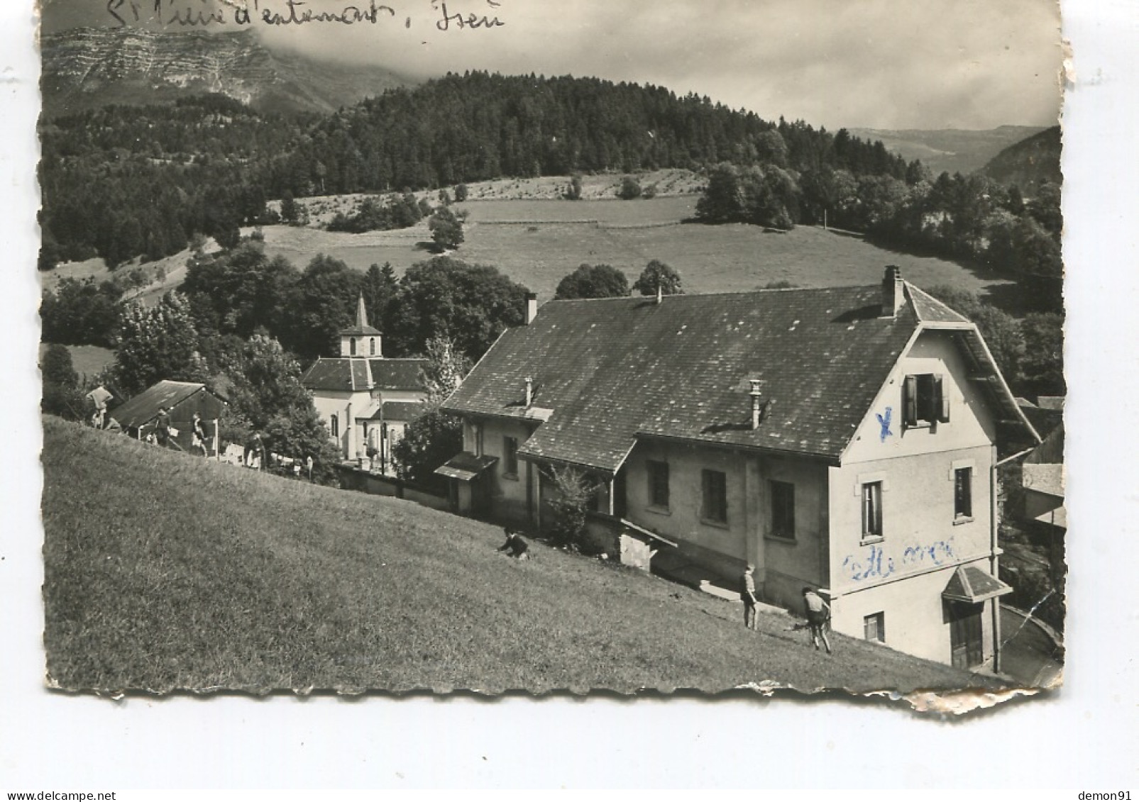 CPSM GF - Saint Pierre D'ENTREMONT - La Salle Des Fêtes; Au Fond, Le Granier - Etat - - Autres & Non Classés