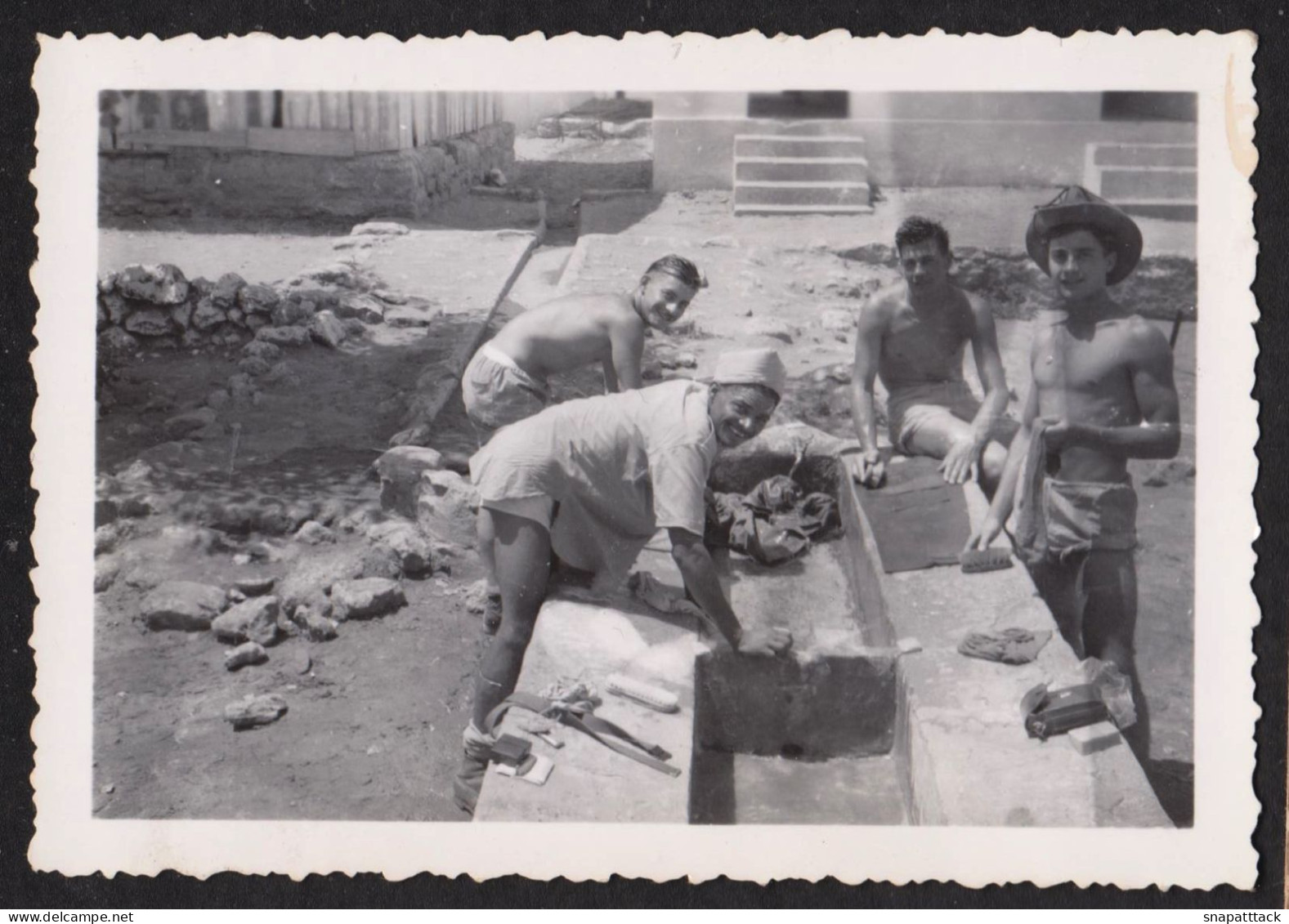 Photographie D'un Groupe D'hommes, Militaires Torse Nu à Identifier, Corvée De Lessive, Pommery?? 1955, Maroc?  6,3x9cm - Guerre, Militaire