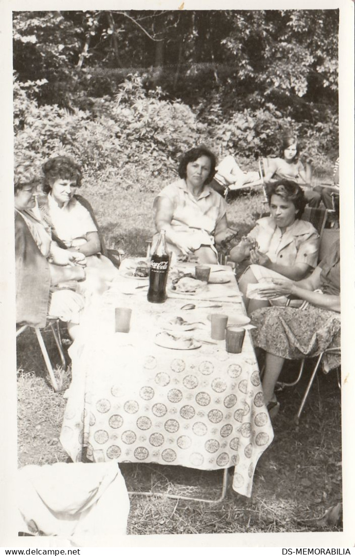 4 Ladies Having A Picnic W COCA COLA Old Photo 1950s - Anonymous Persons