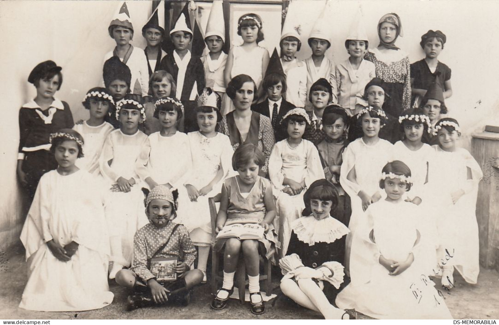 Children Dressed For Halloween Old Photo Postcard 1931 - Gruppen Von Kindern Und Familien