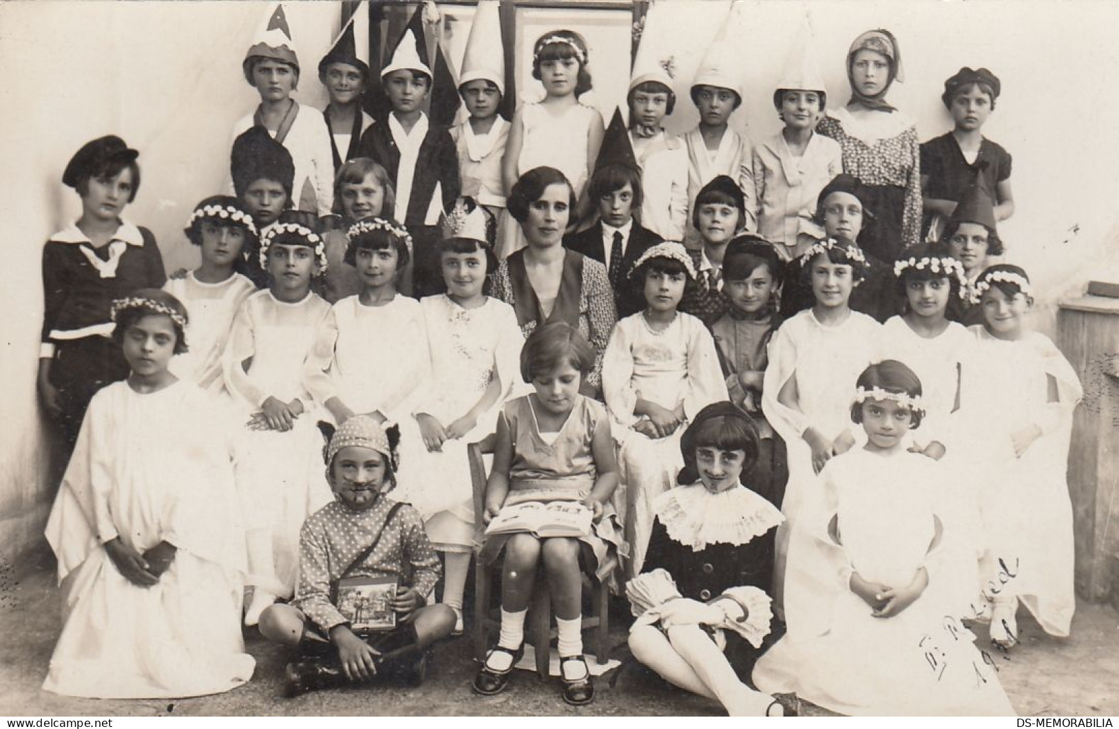 Children Dressed For Halloween Old Photo Postcard 1931 - Gruppi Di Bambini & Famiglie