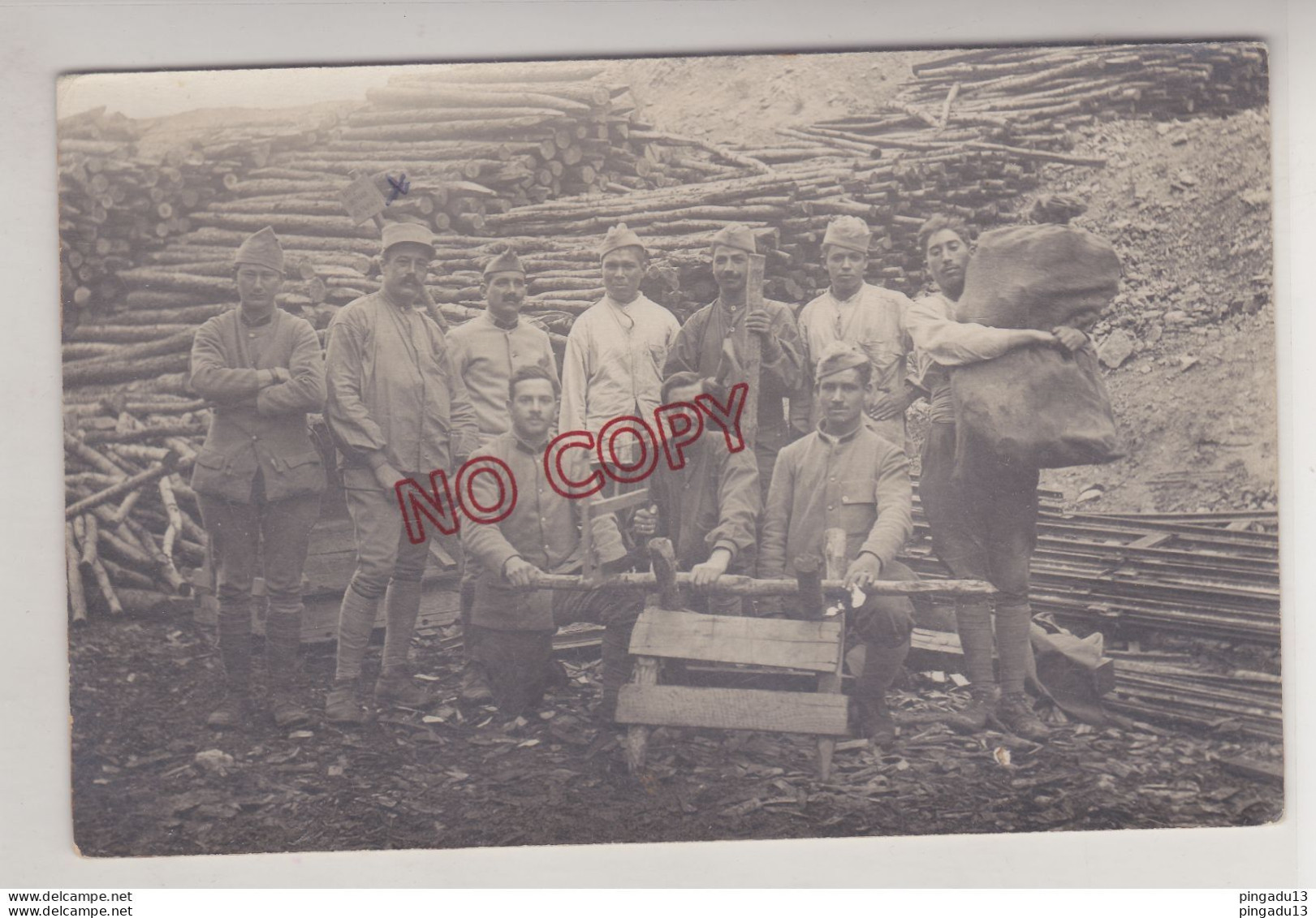 Fixe WW1 Guerre 1914-1918 Carte Photo Militaire Travail Bois Tranchée Fabrication De " Pieu " ? - Weltkrieg 1914-18