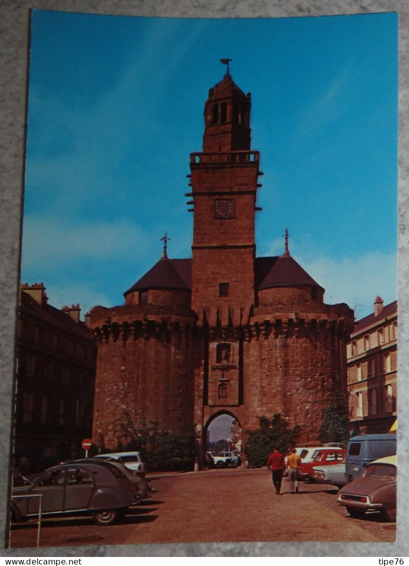 14 Calvados CPM Vire La Porte Horloge Et La Place Du 6 Juin  Voitures Citroën 2 Cv  DS - Vire