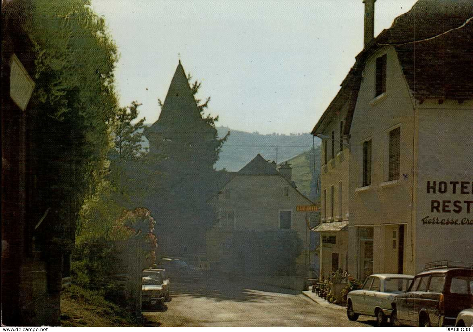 VIEILLEVIE  ( CANTAL )  PLACE DE L ' EGLISE - Otros & Sin Clasificación