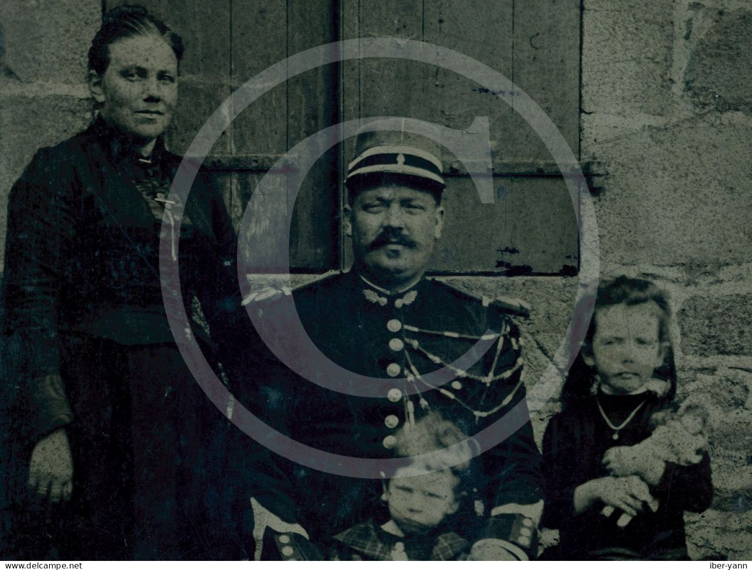 Rare Ferrotype Gendarme Posant Avec Sa Famille Vers 1890 - War, Military