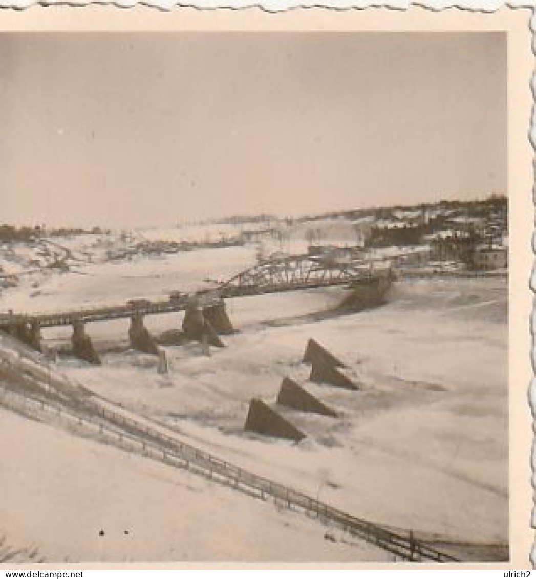 Foto Kolonne Beim Überqueren Einer Brücke über Einen Zugefrorenen Fluss - Whsl. Russland  - 2. WK - 5*5cm   (69383) - Guerre, Militaire