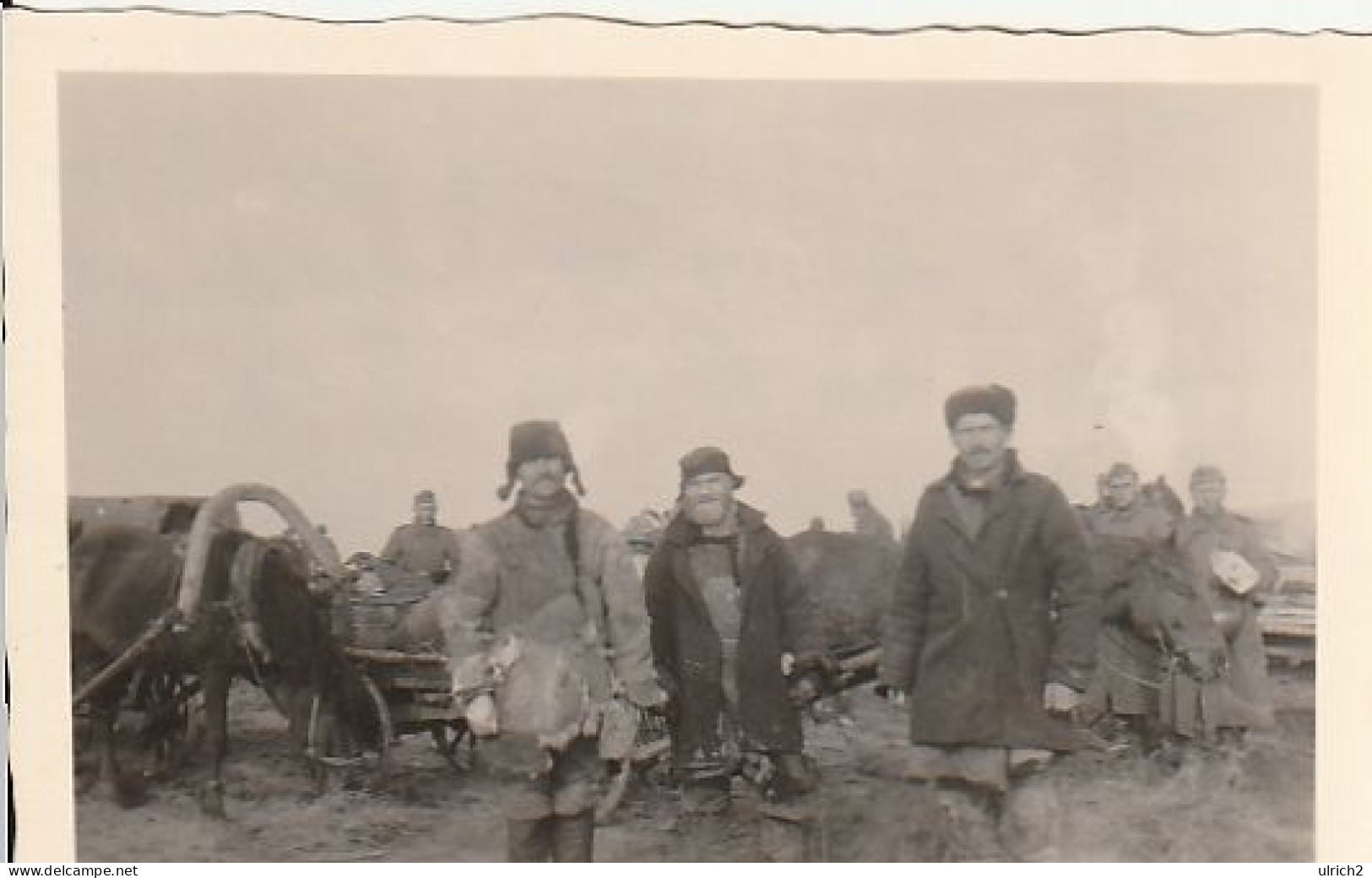Foto - Auf Dem Marsch Von Nowgorod Ssewersk Nach Sseredina Buda - Pferdegespanne Und Einheimische - 1943 - 8*5cm (69387) - Guerra, Militares