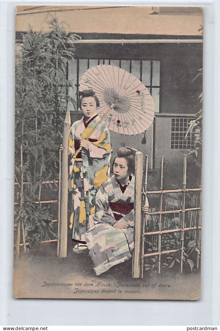 JAPAN - Geishas In Front Of Their House - Autres & Non Classés