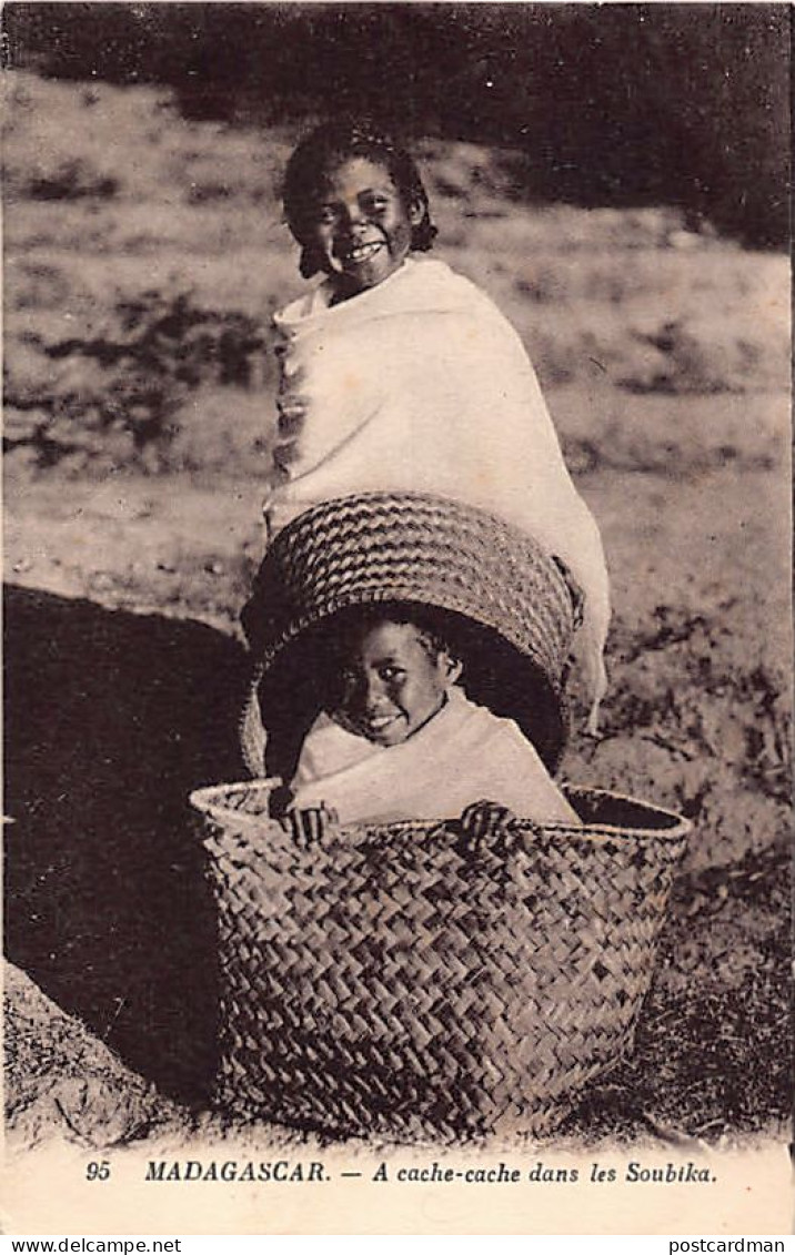 Madagascar - Enfants Malgaches - A Cache-cache Dans Les Soubika - Ed. Oeuvre Des Prêtres Malgaches 95 - Madagaskar