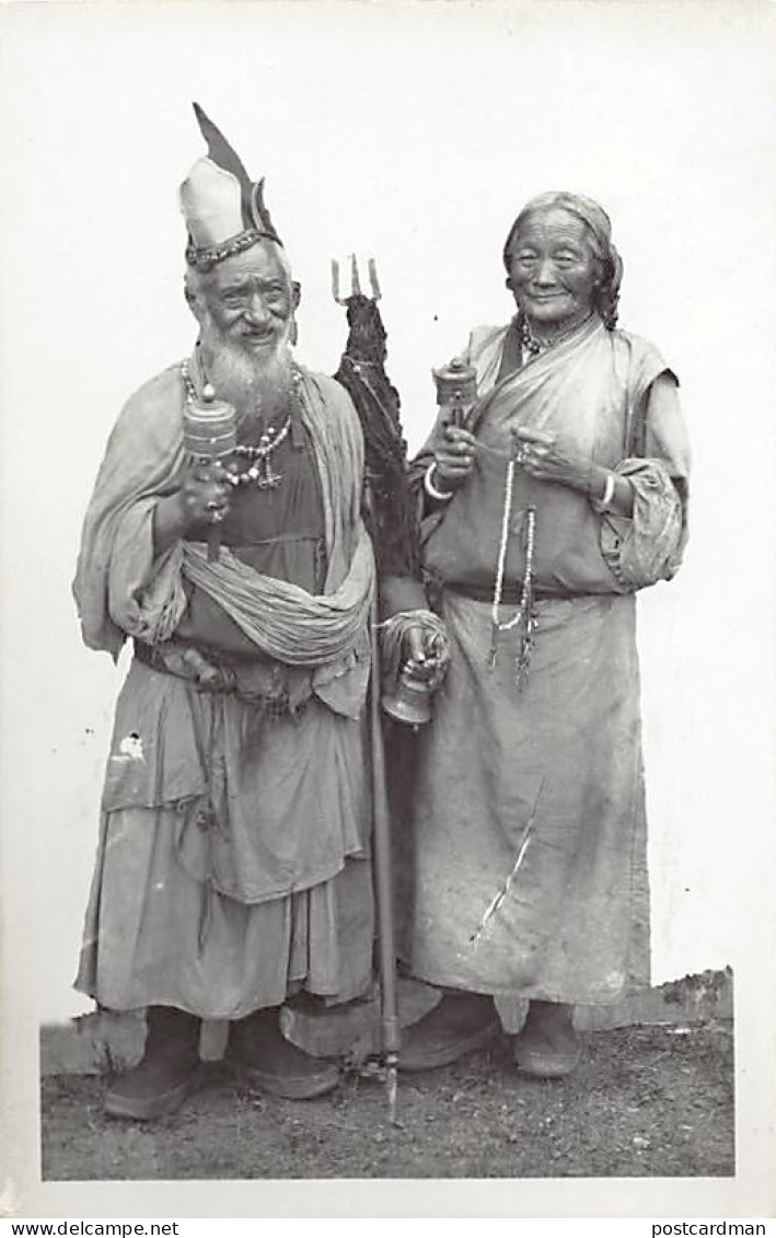 Tibet - Two Tibetan Beggars With Prayer Wheel - REAL PHOTO. - Tibet