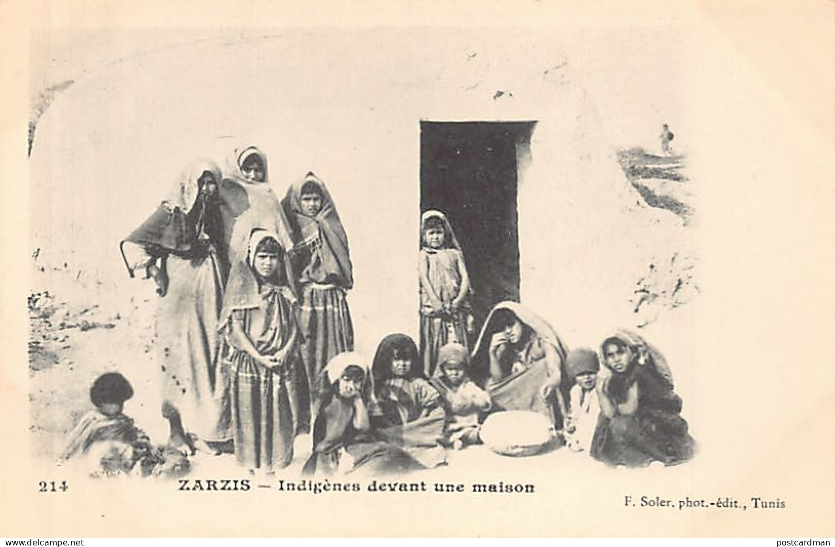 Tunisie - ZARZIS - Femmes Indigènes Devant Une Maison - Ed. F. Soler 214 - Tunesien