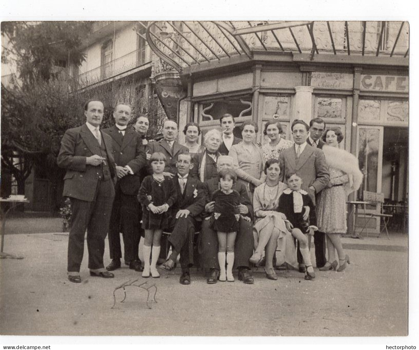 Snapshot Groupe Femme Homme Enfant Garçon Fille Restaurant Café Belle Epoque Tonnelle Ferronerie - Anonieme Personen