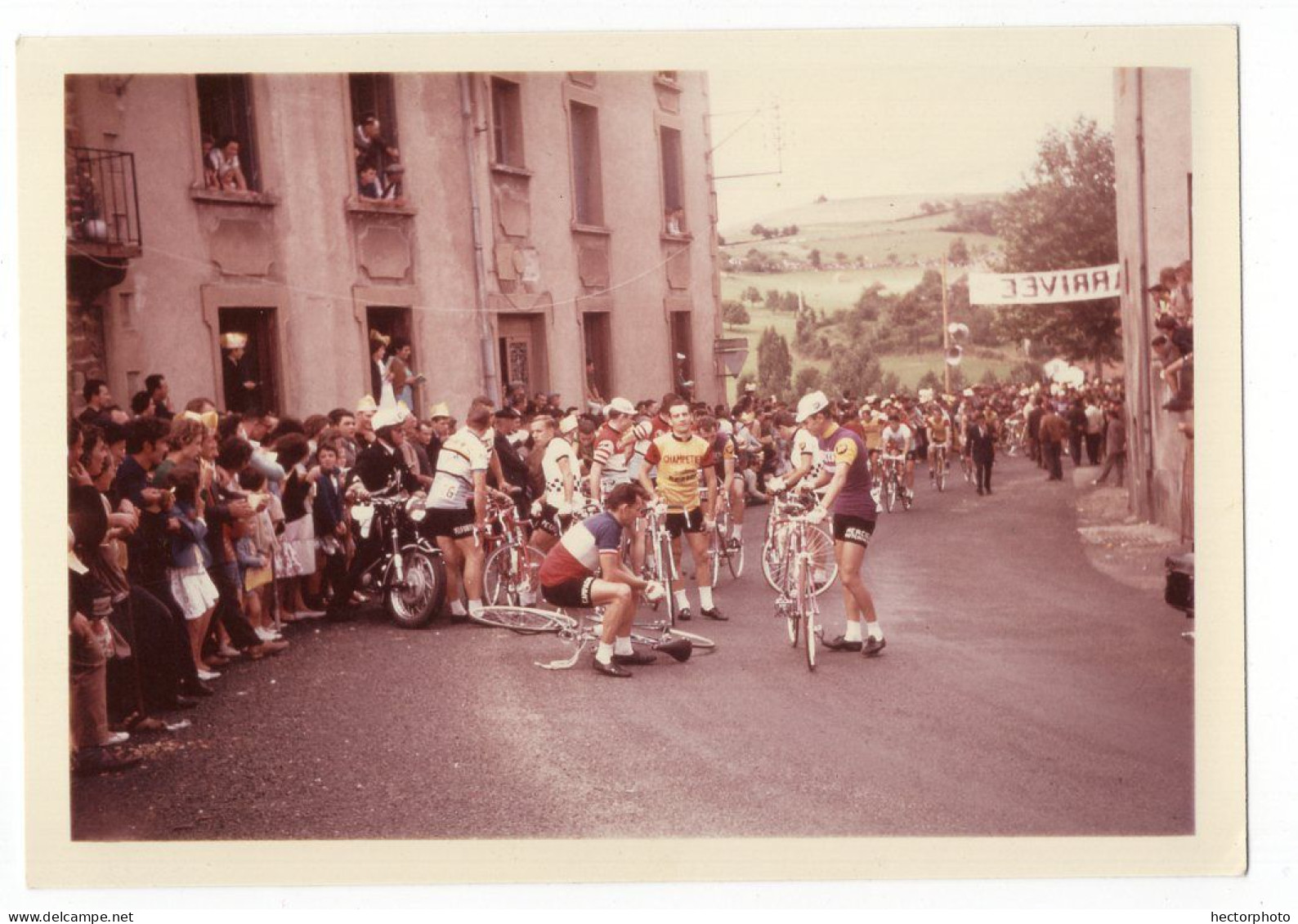 Snapshot Couleur 60s Course Velo Coureur Arrivée Ville à Situer Identifier Tour De France ? Motard Moto 1965 - Wielrennen