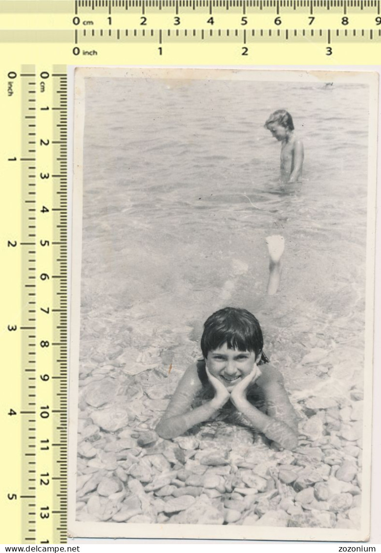 REAL PHOTO Cute Kids On Beach Girl In Shalow Water Fillette Sur La Plage PHOTO SNAPSHOT - Anonymous Persons