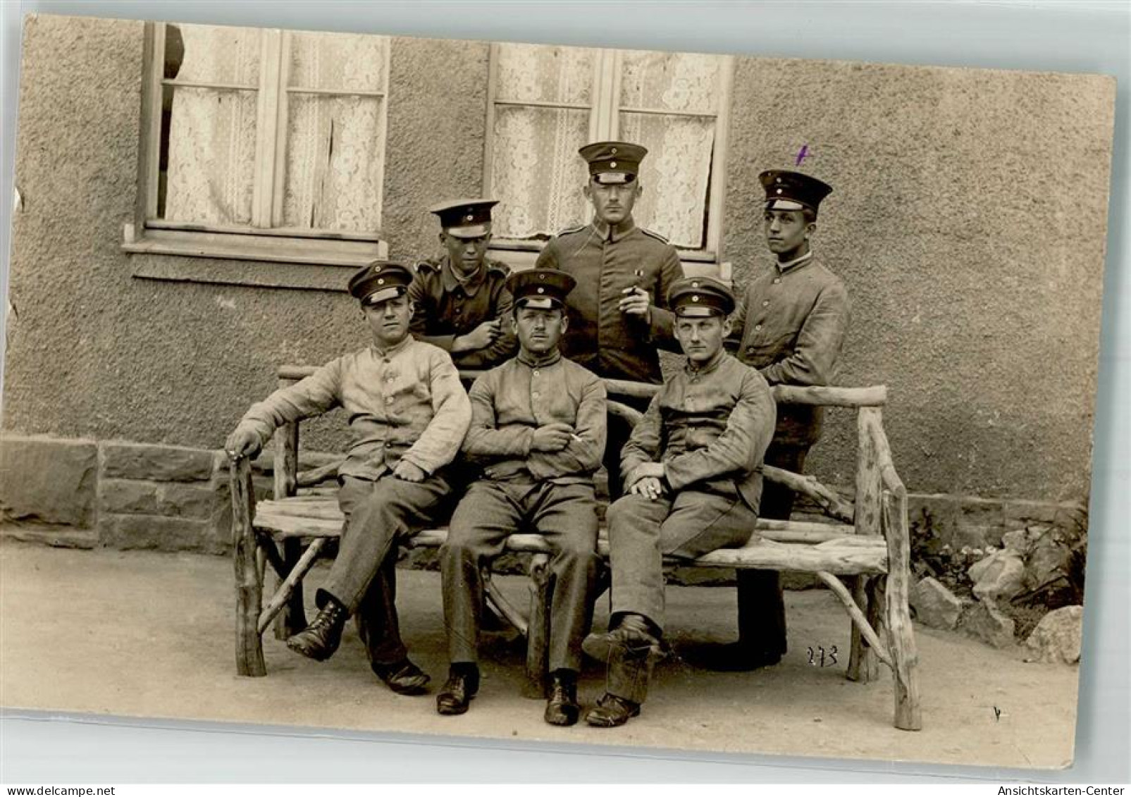 39882208 - Landser In Uniform Zigarette Rauchend Auf Einer Bank - War 1914-18