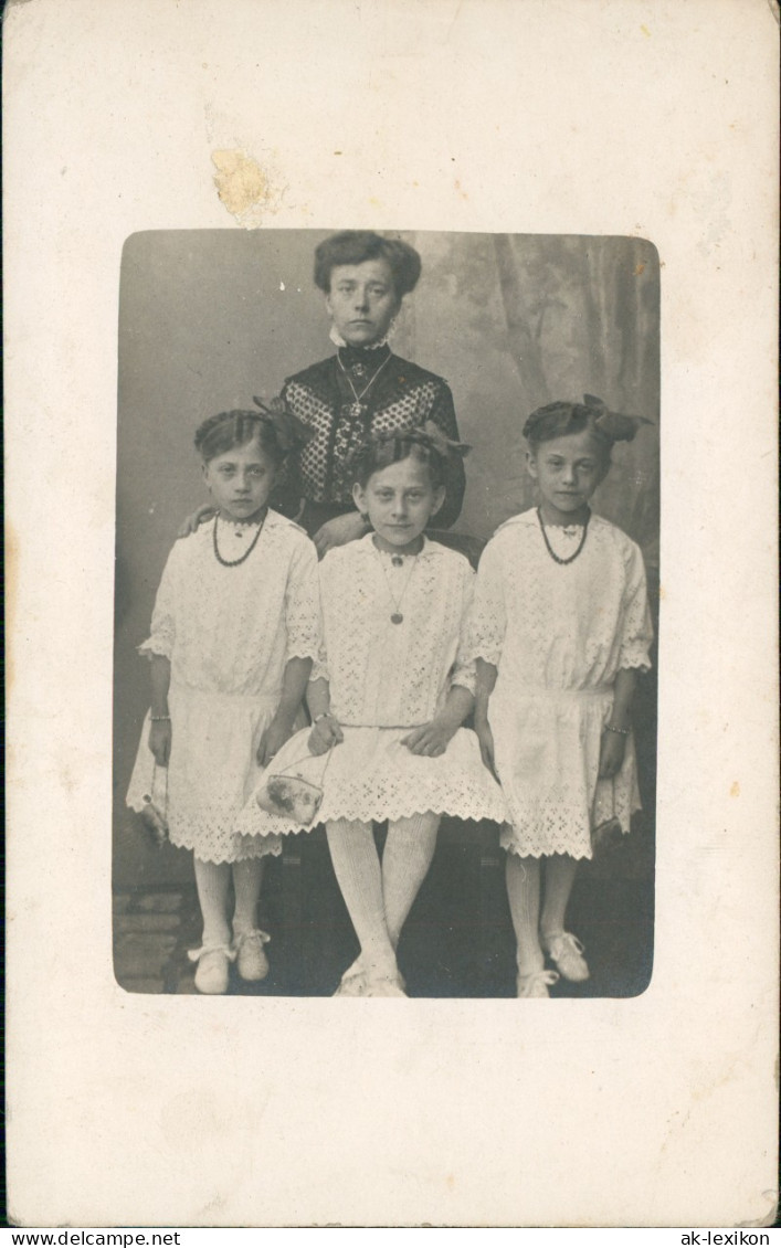 Kinder - Gruppenfoto Mädchen Weiße Kleider Strenge Mutter 1912 Privatfoto - Portretten