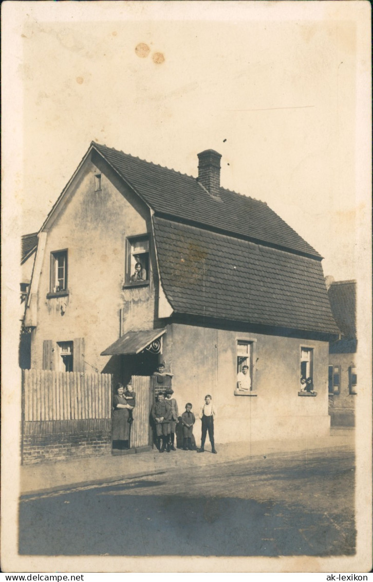 Foto  Familie Vor Einfamilienhaus 1913 Privatfoto - To Identify