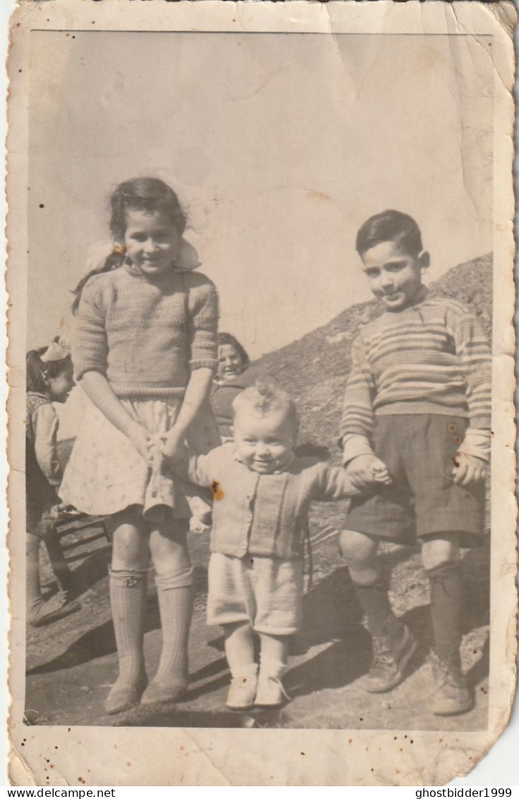 JEWISH JUDAICA CONSTANTINOPLE FAMILY ARCHIVE SNAPSHOT  PHOTO  ENFANT KIDS  8.7X13.7 Cm. - Personnes Anonymes