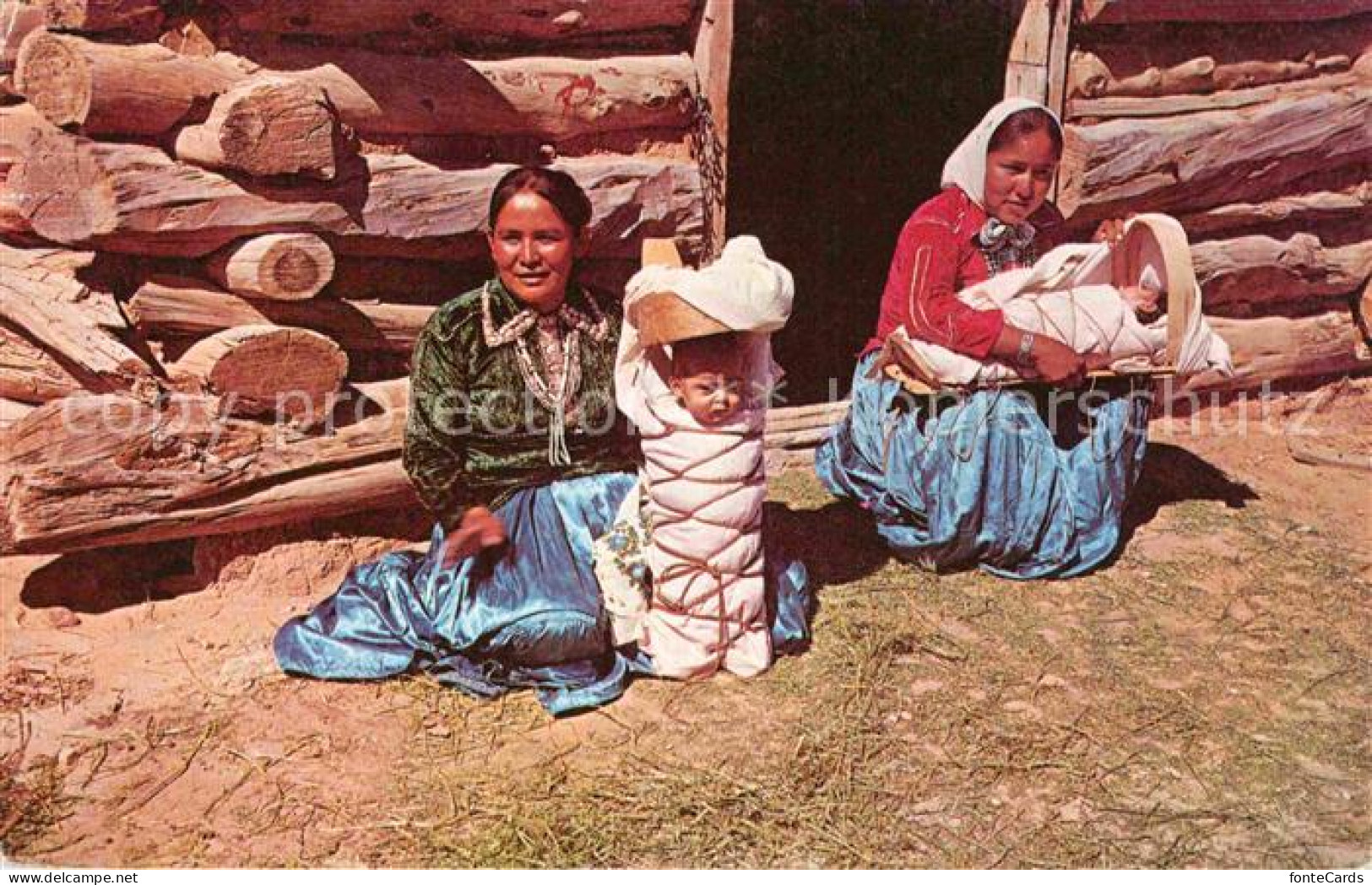 72780030 Arizona_US-State Navajo Women In Front Of Their Log And Mud Hogan - Andere & Zonder Classificatie