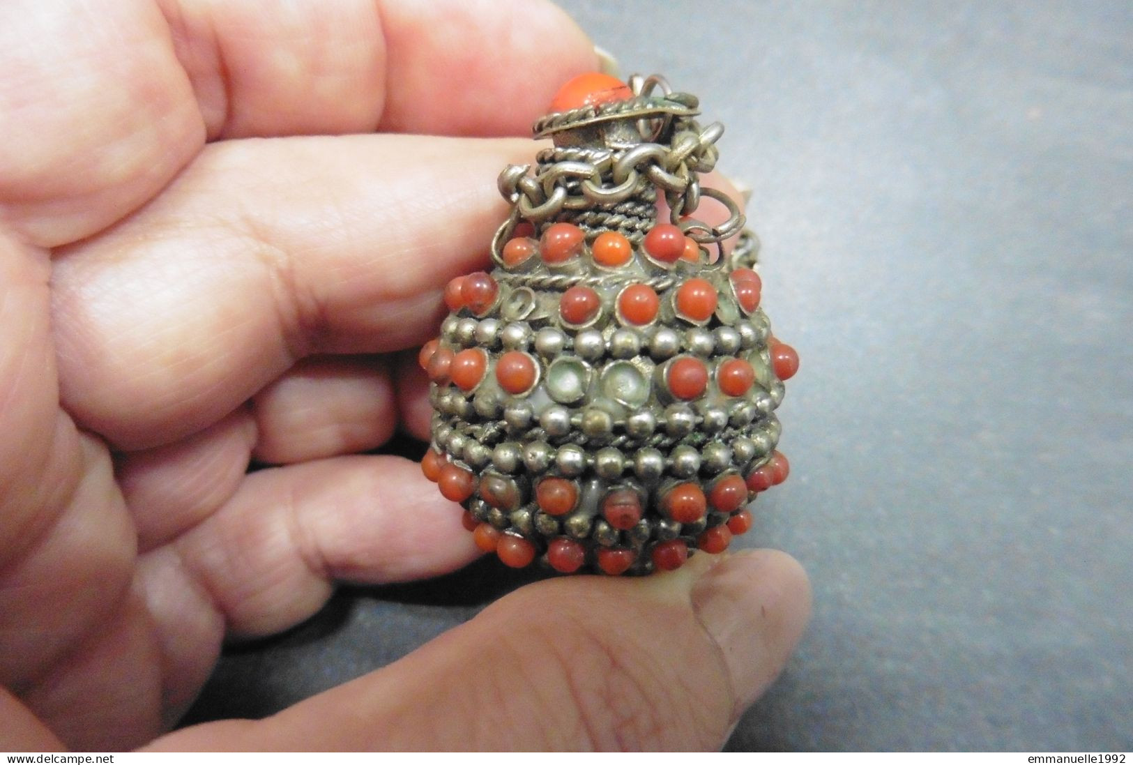 Collier ancien tibétain chaîne métal argenté flacon parfum perles corail Tibet