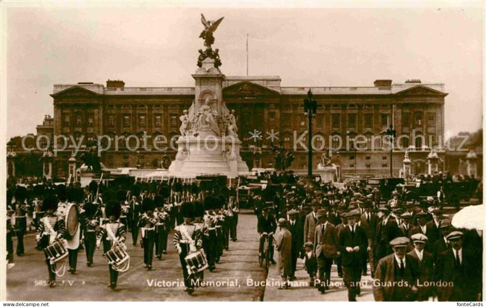 72759565 London Victoria Memorial Buckingham Palace And Guards - Autres & Non Classés