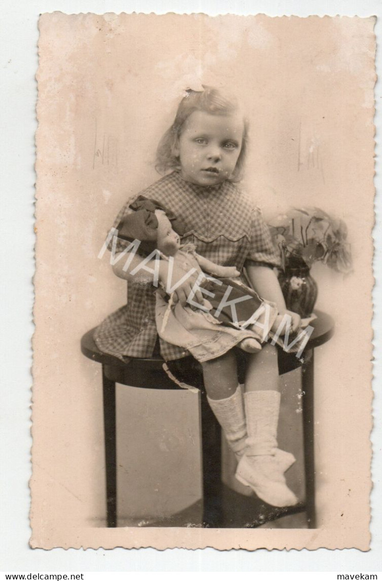 Cpa Photo " Petite Fille Assise Sur Une Table Avec Une Poupée Alsacienne Dans Les Bras ( Photo Tampon Vanackère Lille ) - Games & Toys