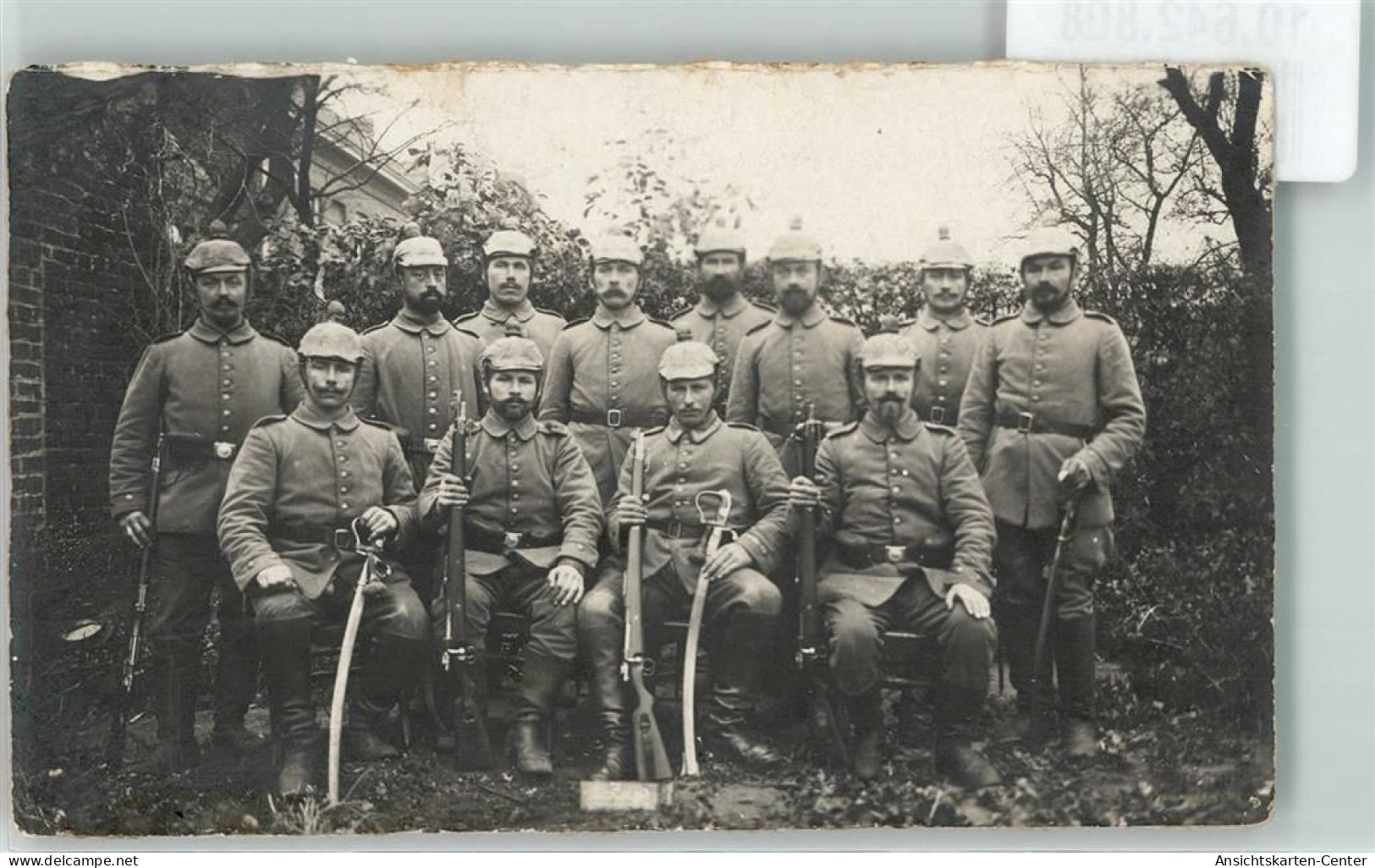 10642808 - Soldaten Mit Pickelhaube Mit Tarnueberzug , Saebel Gewehre - Oorlog 1914-18