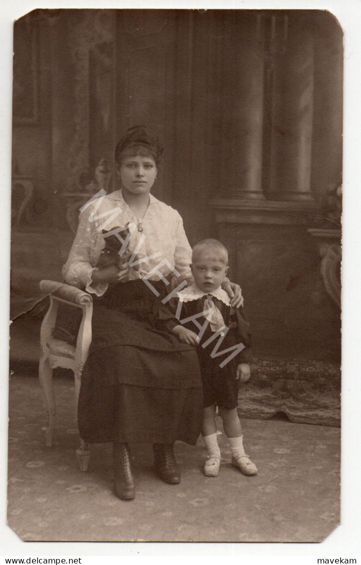 Cpa Photo "  Jeune Femme Assise Avec Un Petit Chien Dans Ses Bras Et Un Petit Enfant " - Perros