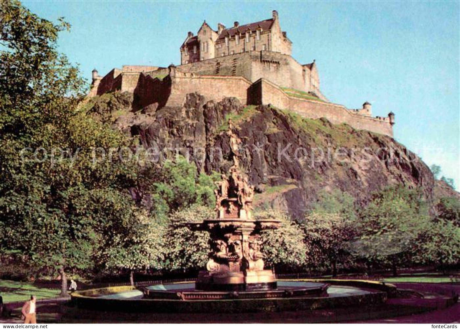 72741184 Edinburgh Castle And Fountain Edinburgh - Andere & Zonder Classificatie
