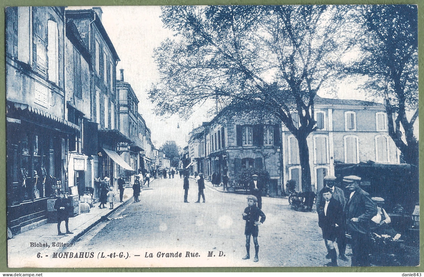 CPA Vue Très Rare - TARN ET GARONNE - MONBAHUS - LA GRANDE RUE - Belle Animation, Commerces - Andere & Zonder Classificatie