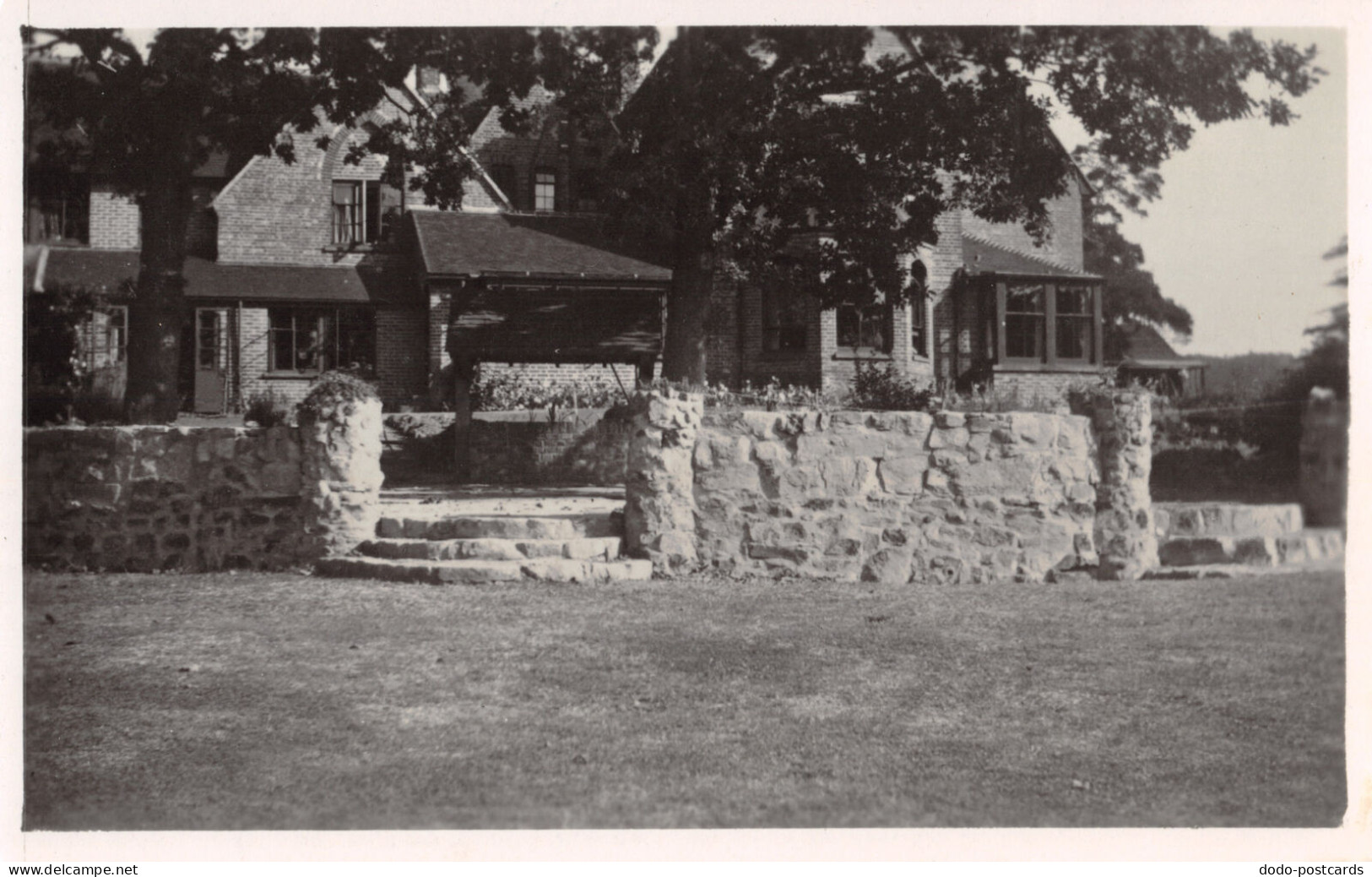 R297653 House. Wall. Trees. Lawn. Grass - Wereld