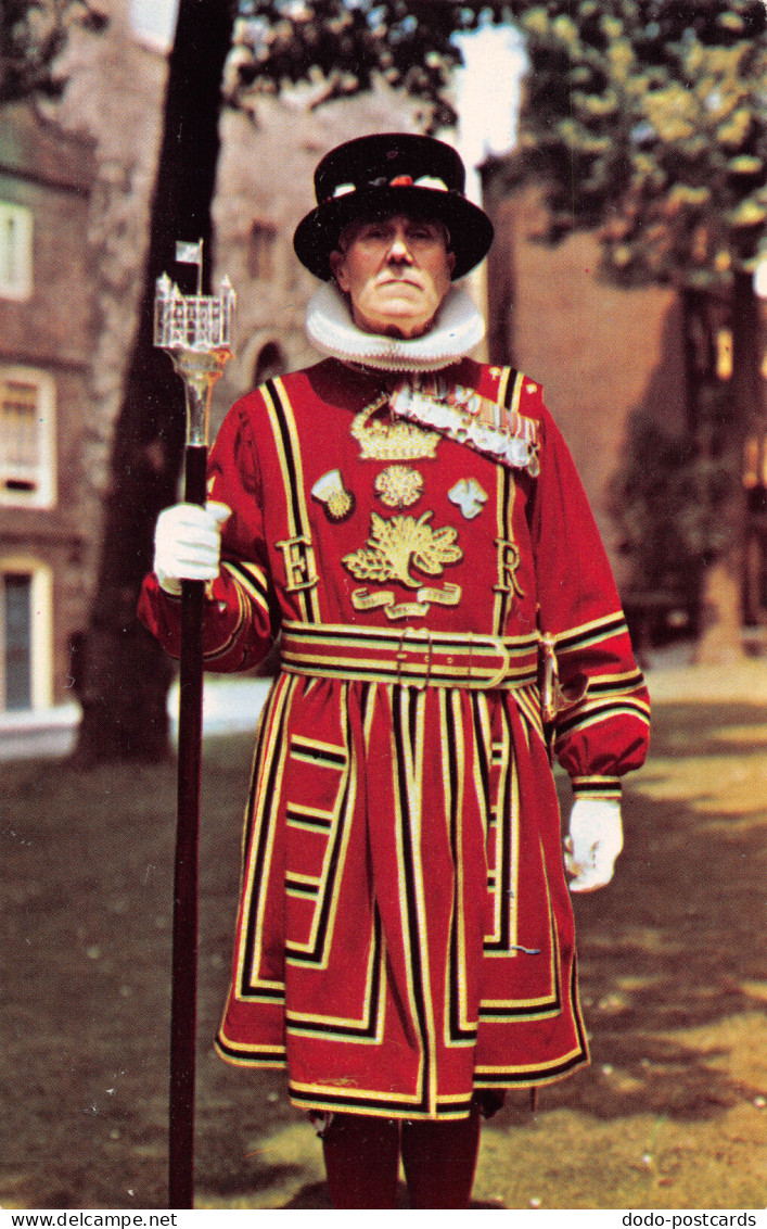R299844 Tower Of London. A Beefeater. Postcard - Sonstige & Ohne Zuordnung