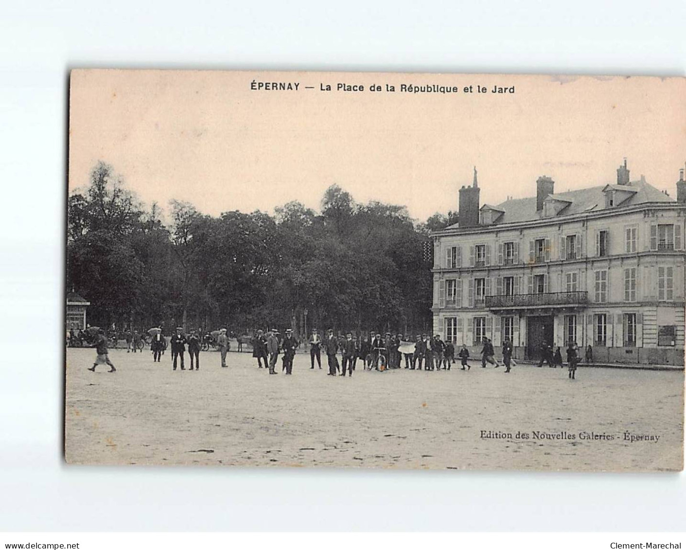 EPERNAY : Place De La République Et Le Jard - état - Epernay