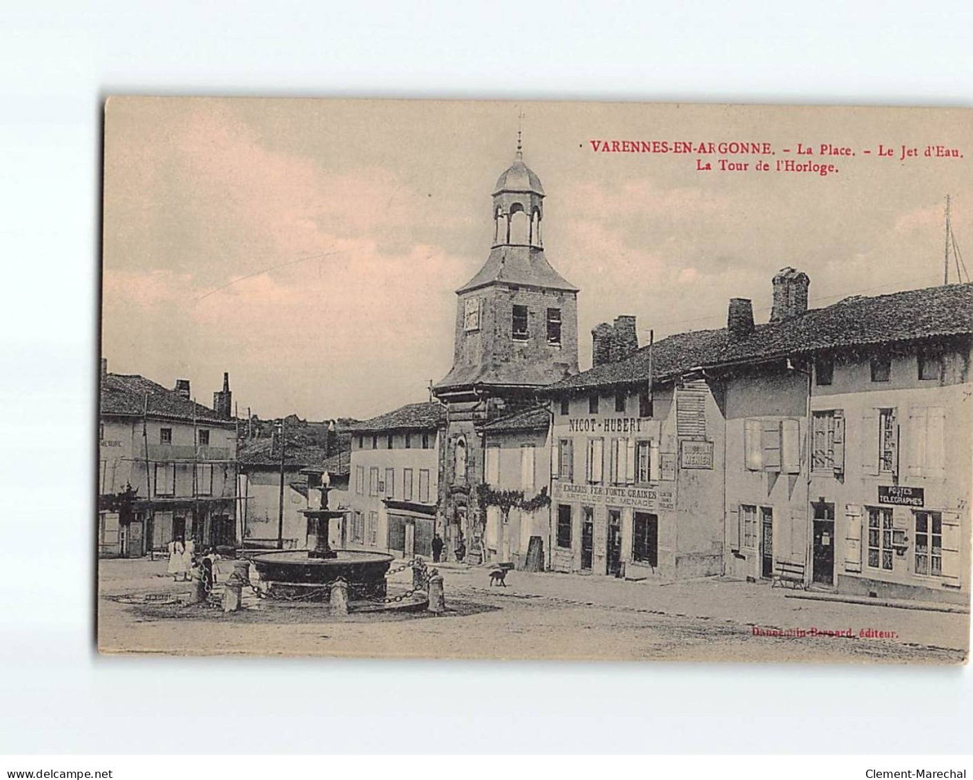 VARENNES EN ARGONNE : La Place, Le Jet D'Eau, La Tour De L'Horloge - Très Bon état - Autres & Non Classés