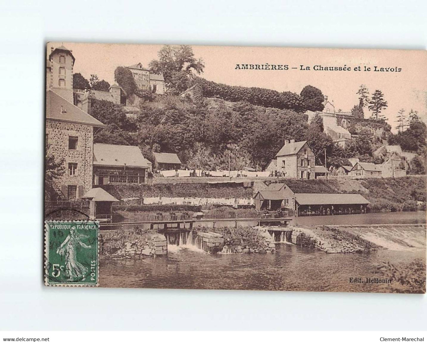 AMBRIERES : La Chaussée Et Le Lavoir - Très Bon état - Ambrieres Les Vallees