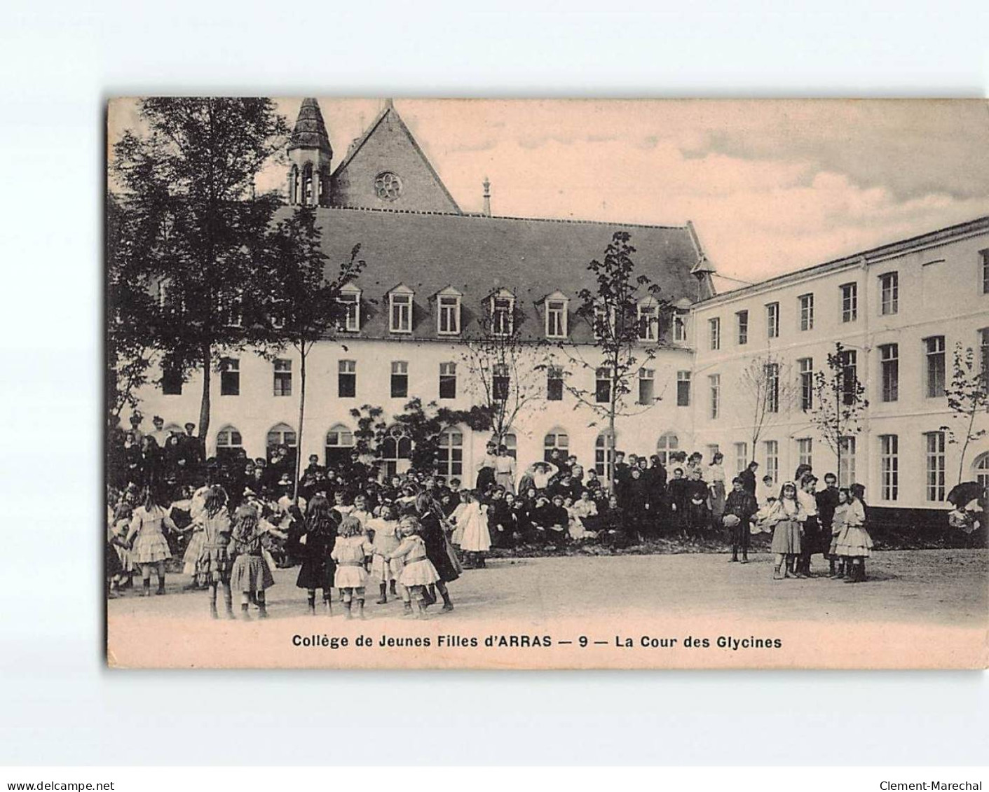 ARRAS : Collège De Jeunes Filles, La Cour Des Glycines - état - Arras