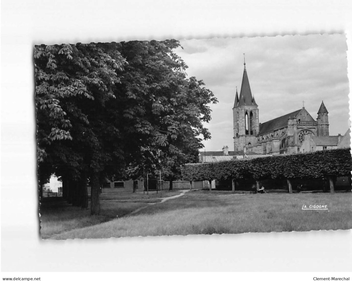 BRIE COMTE ROBERT : Place Des Fêtes Et L'Eglise Saint-Etienne - Très Bon état - Brie Comte Robert