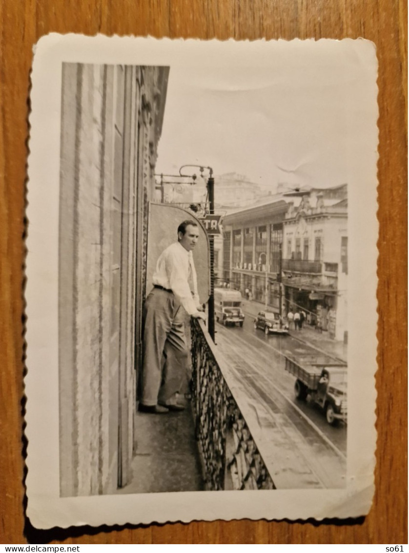 19484.  Fotografia D'epoca Uomo Sul Terrazzo Auto Camion 1956 Rio - 11,5x8 - Orte