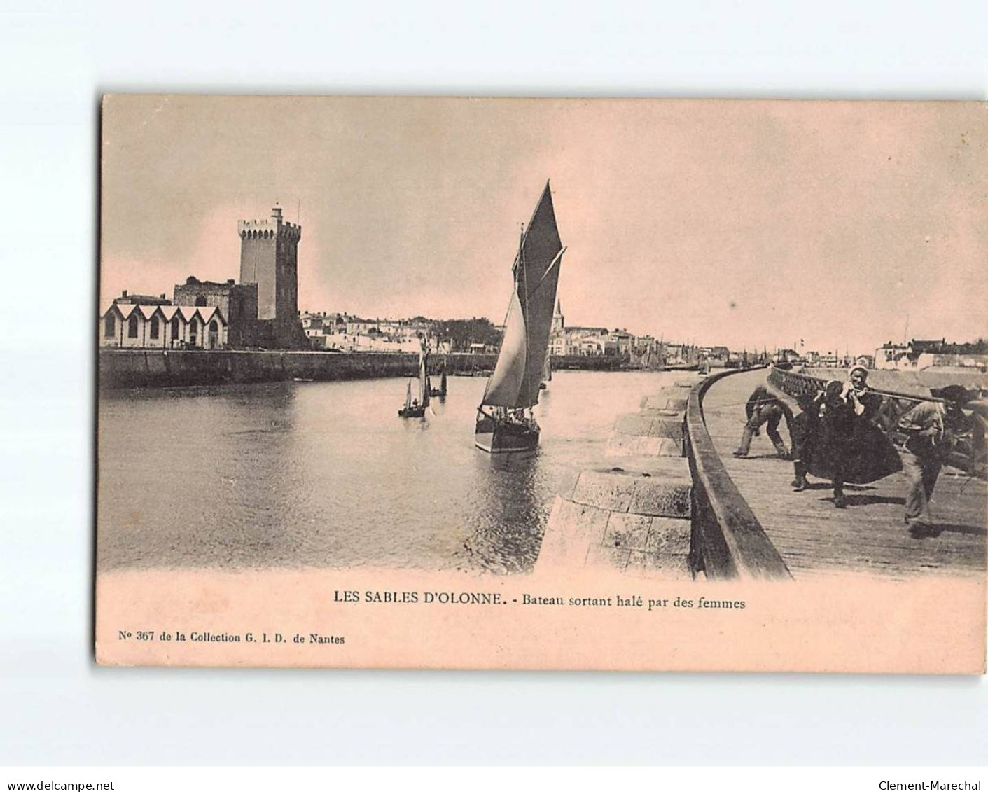 LES SABLES D'OLONNE : Bateau Sortant Halé Par Des Femmes - Très Bon état - Sables D'Olonne