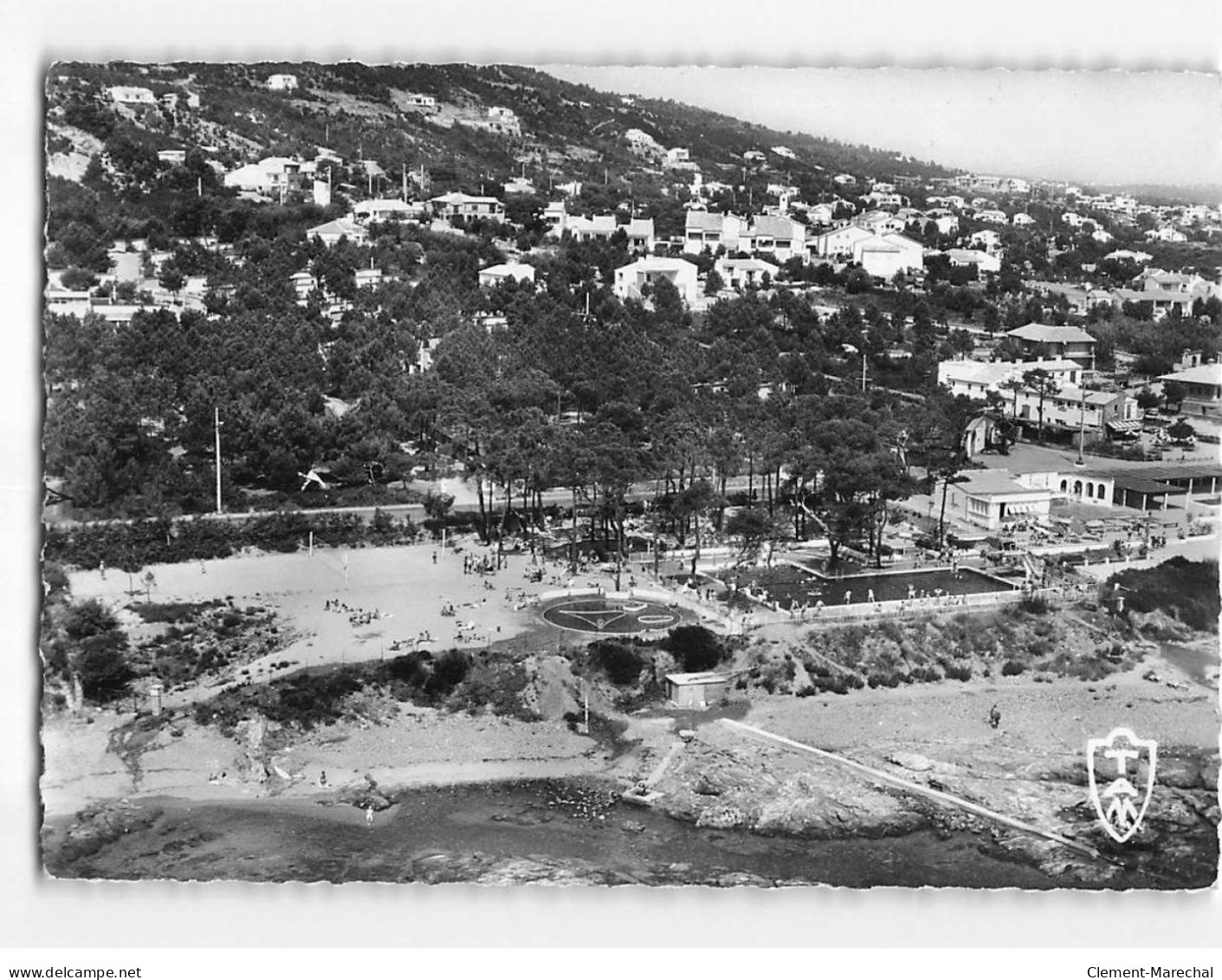 LES ISSAMBRES : Le Village Des Vacances Et Sa Piscine - Très Bon état - Les Issambres