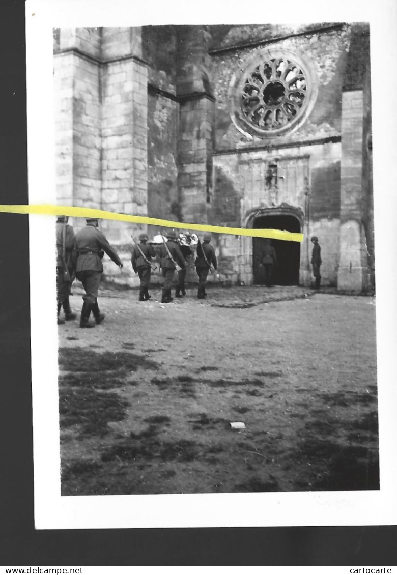 95 028 0524 WW2 WK2  VEMARS EGLISE ENTERREMENT  SOLDAT  ALLEMAND  1940 - Guerre, Militaire