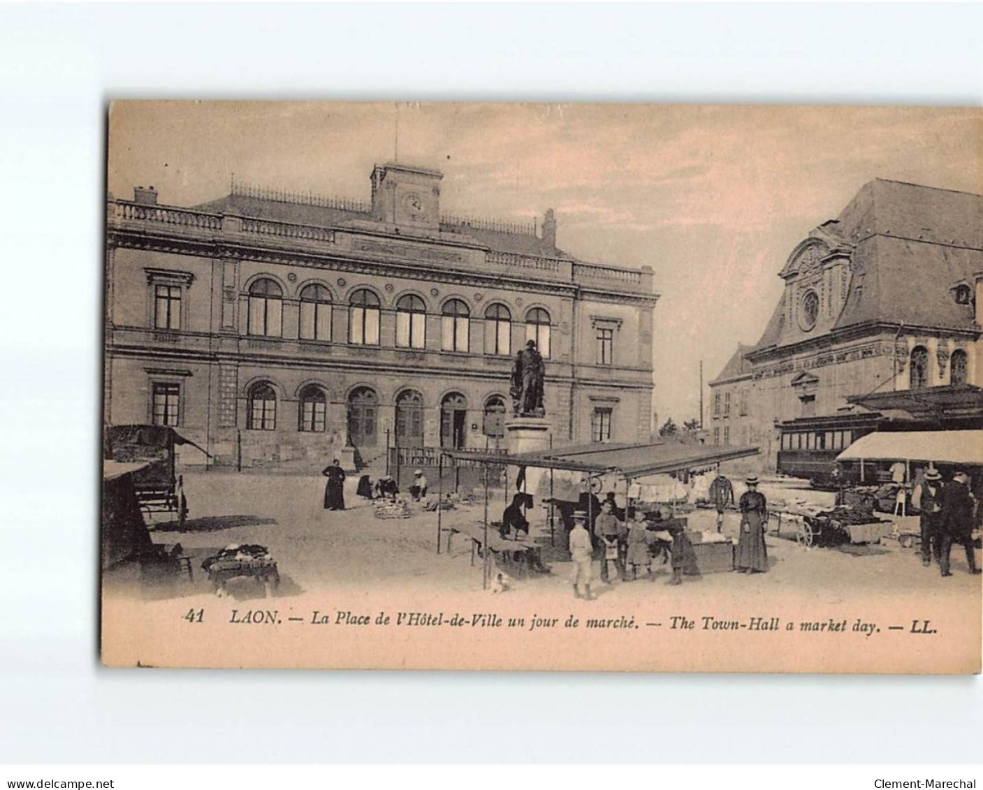 LAON : La Place De L'Hôtel De Ville Un Jour De Marché - Très Bon état - Laon