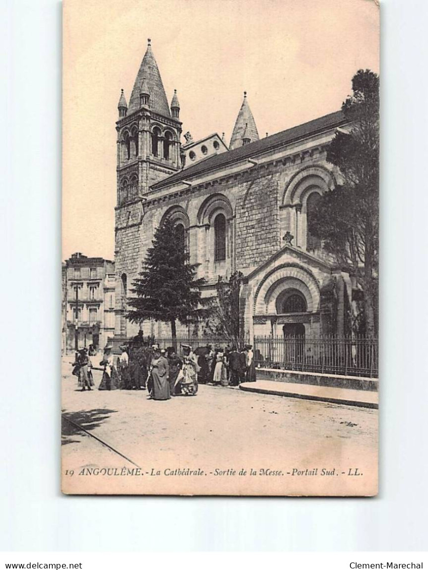 ANGOULEME : La Cathédrale, Sortie De La Messe - Très Bon état - Angouleme