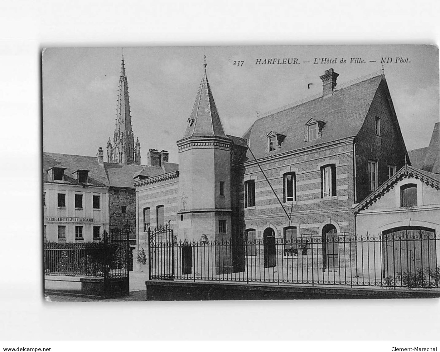 HARFLEUR : L'Hôtel De Ville - état - Harfleur