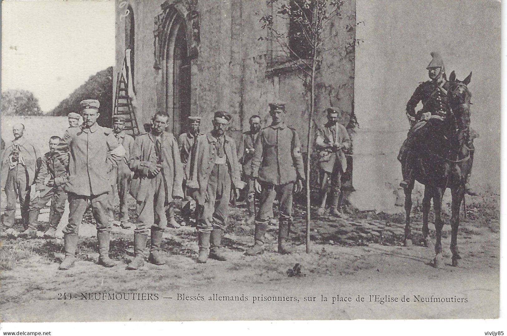 77 - NEUFMOUTIERS - T.Belle Vue Animée De Prisonniers Allemands Place De L'Eglise ( Cavalier ) - Oorlog 1914-18